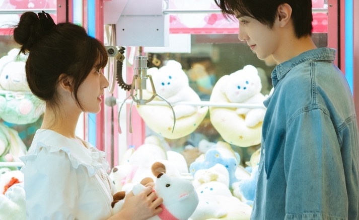 宣传海报P掉“绿茶” 赵露思挨酸心虚