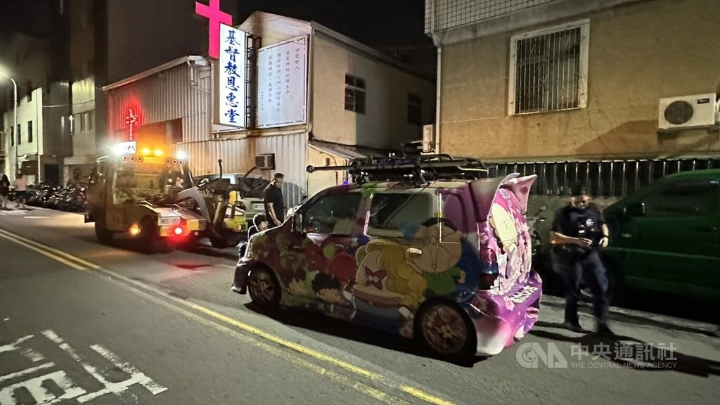 寿星自愿绑车顶游街庆生 警到场开罚单