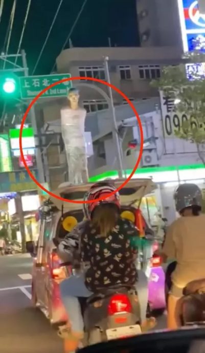 寿星自愿绑车顶游街庆生 警到场开罚单