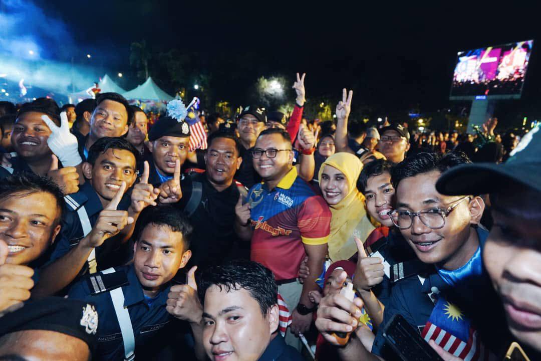 封底//大都会/雪团结政府首国庆活动,吸引逾万人共襄盛举!