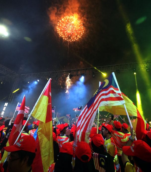 封底//大都会/雪团结政府首国庆活动,吸引逾万人共襄盛举!