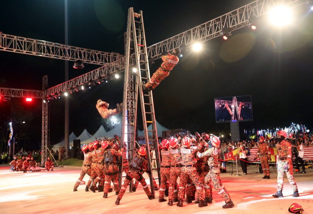 封底//大都会/雪团结政府首国庆活动,吸引逾万人共襄盛举!