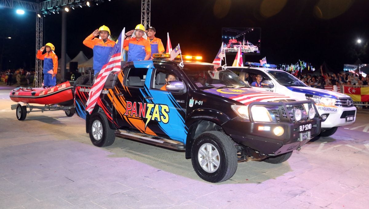 封底//大都会/雪团结政府首国庆活动,吸引逾万人共襄盛举!