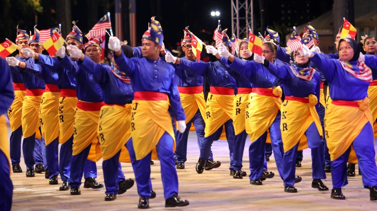 封底//大都会/雪团结政府首国庆活动,吸引逾万人共襄盛举!