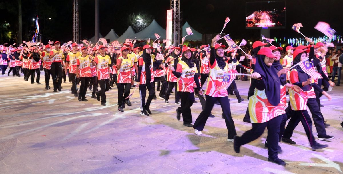 封底//大都会/雪团结政府首国庆活动,吸引逾万人共襄盛举!