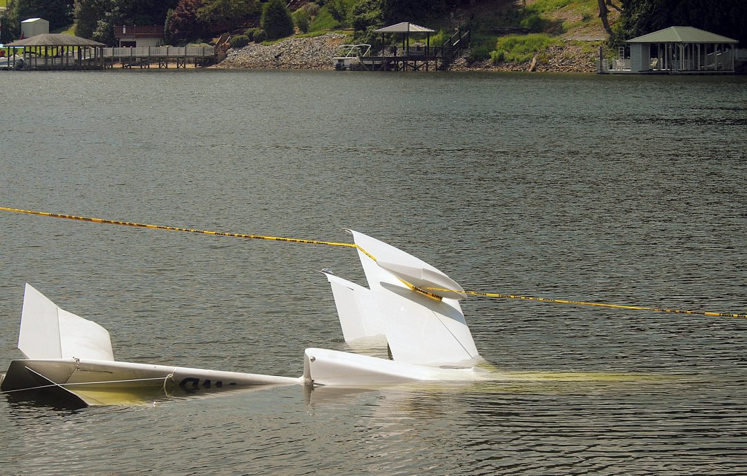 小飞机撞电缆坠湖 2人遇难