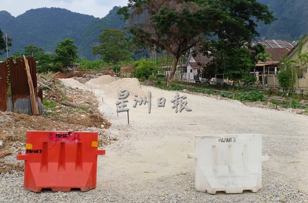 居民抗议报警 翡翠园开辟新路工程暂停