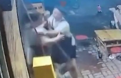 山东平原县地震瞬间 丈夫本能跑走不久折返接妻离开