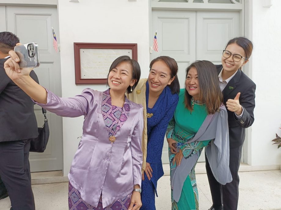 州议会(大北马)5届元老州议员彭文宝 见证女儿宣誓感动又开心