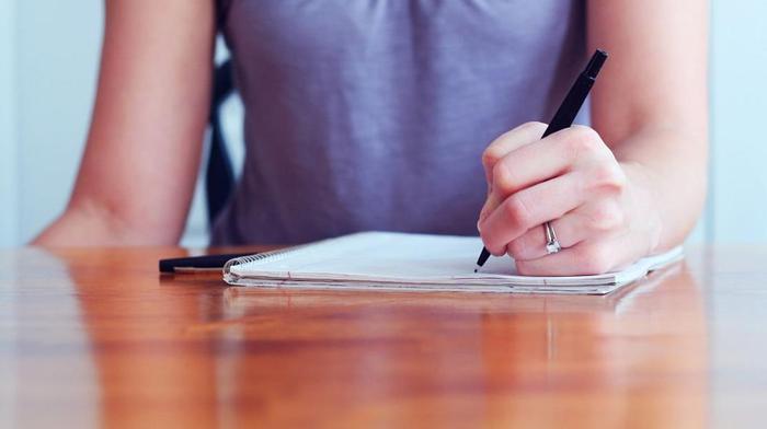 左撇子是基因影响？科学家新发现：胎儿在子宫13周时才决定的