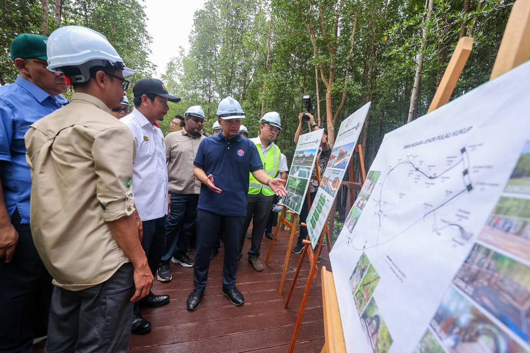**已签发**柔︰第三版次头：大臣访笨珍，巡视丹绒比艾国家公园、龟咯、医院、大桥和批发巴刹扩建提昇工程。