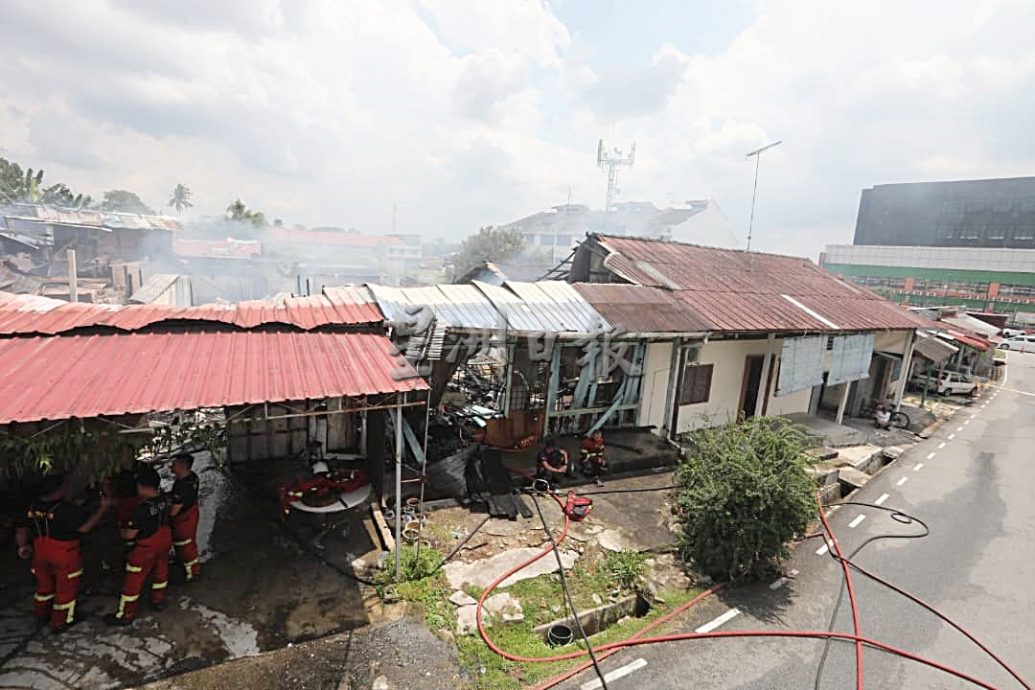 **已签发**柔(完整版):封面:主文:疑小孩玩火闯祸,古来老街三巷至少5民宅被烧