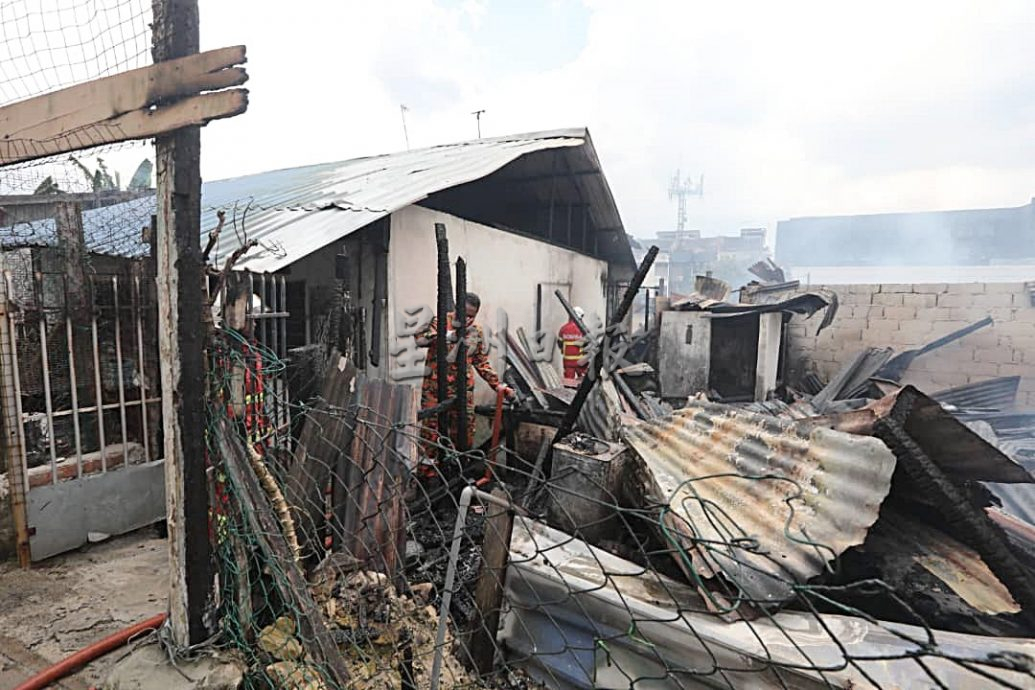 **已签发**柔(完整版):封面:主文:疑小孩玩火闯祸,古来老街三巷至少5民宅被烧