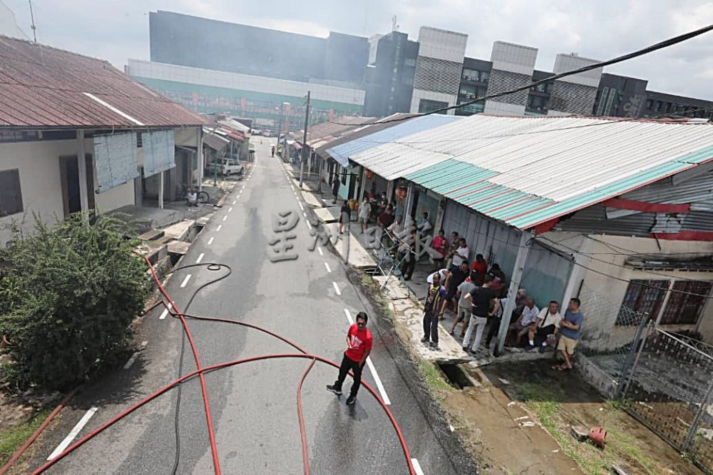 **已签发**柔(完整版):封面:主文:疑小孩玩火闯祸,古来老街三巷至少5民宅被烧