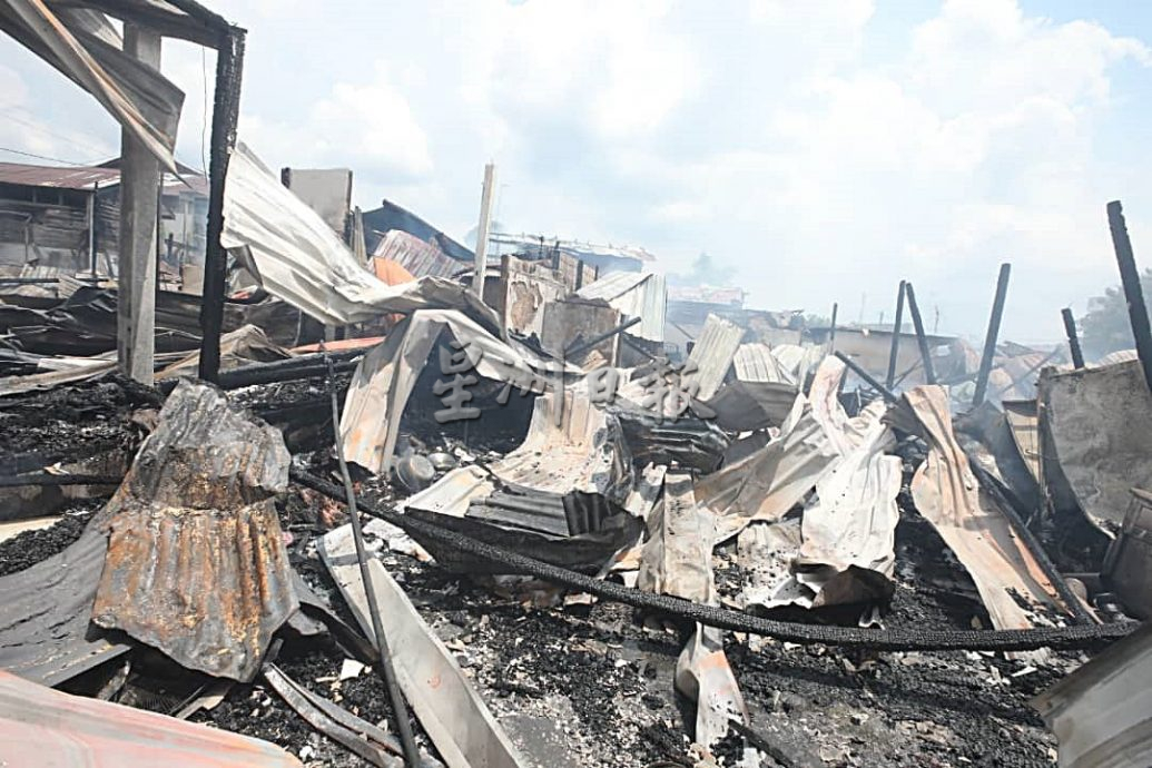 **已签发**柔(完整版):封面:主文:疑小孩玩火闯祸,古来老街三巷至少5民宅被烧