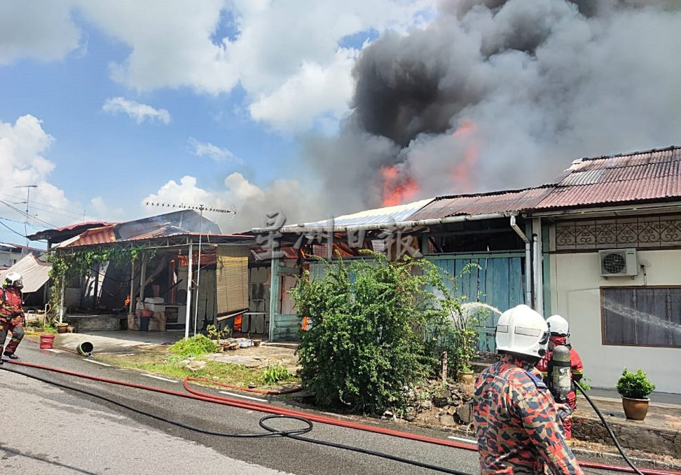 **已签发**柔(完整版):封面:主文:疑小孩玩火闯祸,古来老街三巷至少5民宅被烧