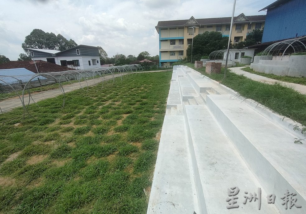 **已签发**柔：封面：【特稿】：彩绘校园，美化泗隆！村委会从华小出发，为新村增亮点