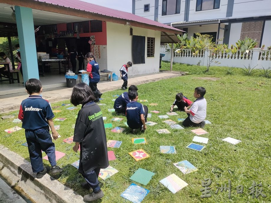 **已签发**柔：封面：【特稿】：彩绘校园，美化泗隆！村委会从华小出发，为新村增亮点