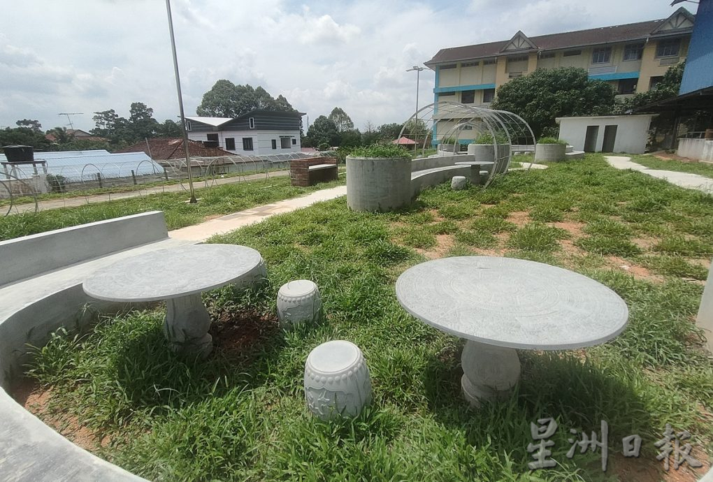 **已签发**柔：封面：【特稿】：彩绘校园，美化泗隆！村委会从华小出发，为新村增亮点