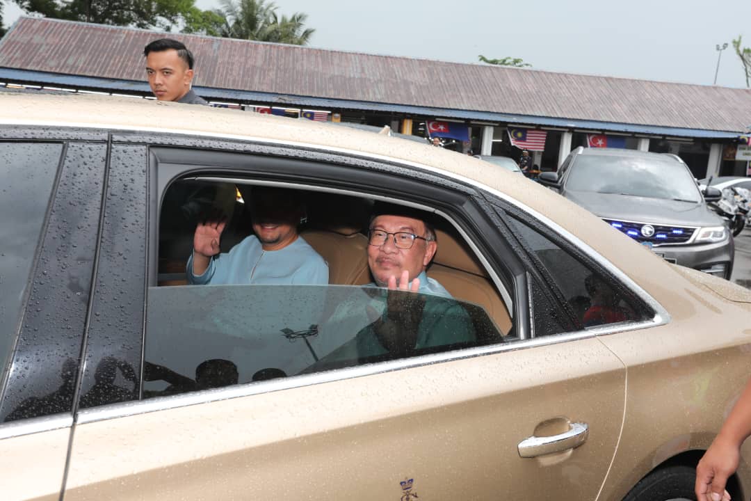 **已签发**柔：封面：主文：首相抵步新山首站下大雨，不减民众欢迎热情