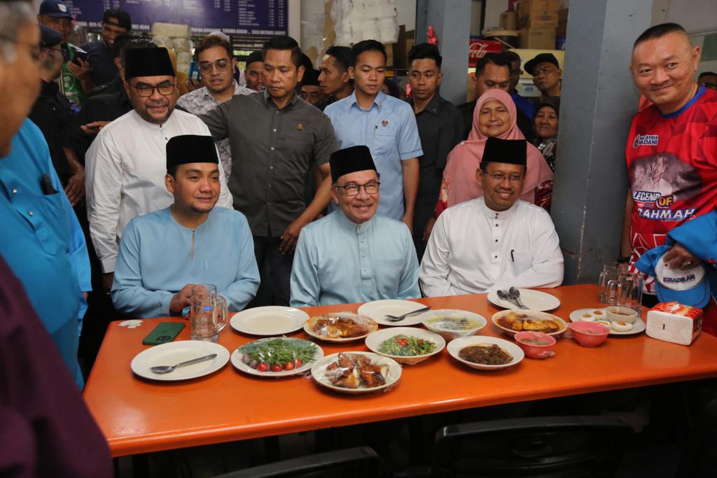 **已签发**柔：封面：主文：首相抵步新山首站下大雨，不减民众欢迎热情