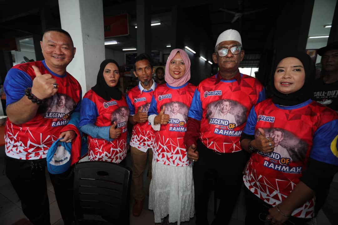 **已签发**柔：封面：主文：首相抵步新山首站下大雨，不减民众欢迎热情