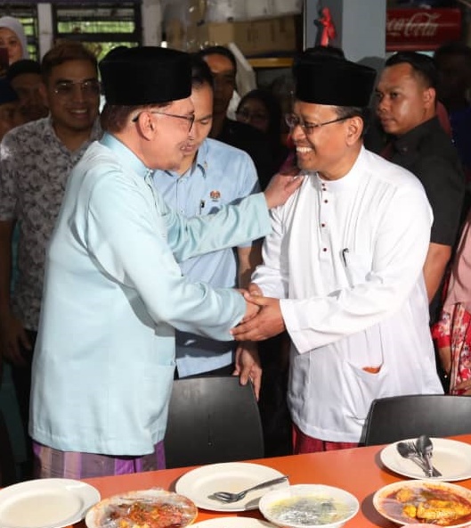 **已签发**柔：封面：主文：首相抵步新山首站下大雨，不减民众欢迎热情