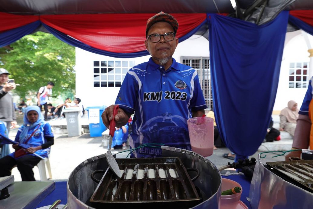 **已签发**柔:爪哇椰糕“Kuih Gandos”手艺渐失传,男子藉“柔王室亲善之旅”展示做法