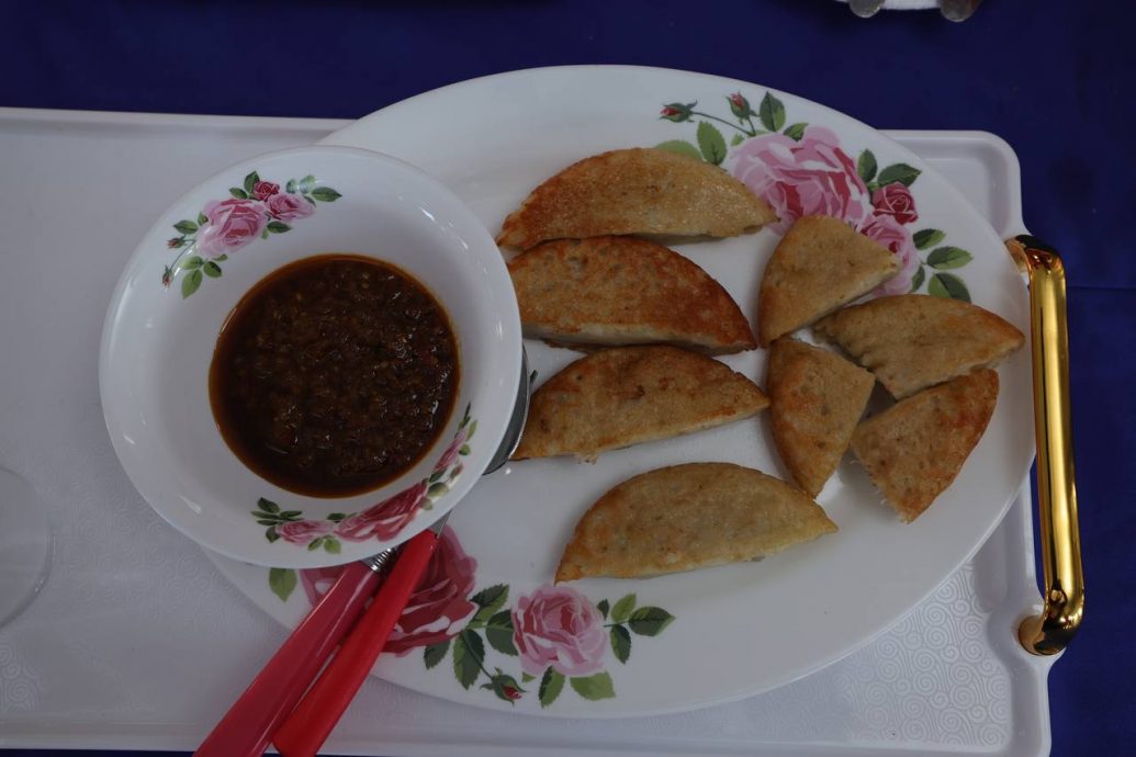 **已签发**柔:爪哇椰糕“Kuih Gandos”手艺渐失传,男子藉“柔王室亲善之旅”展示做法