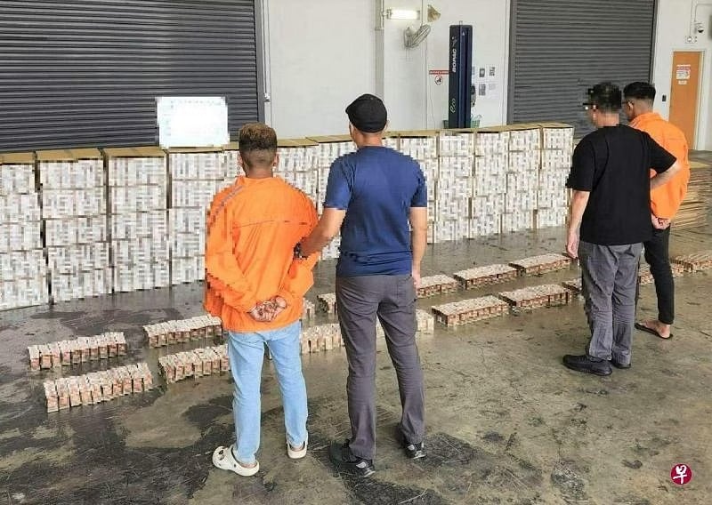 *已签发*柔:狮城二三事:狮城关税局1天2行动 捕3男起逾4200条漏税烟