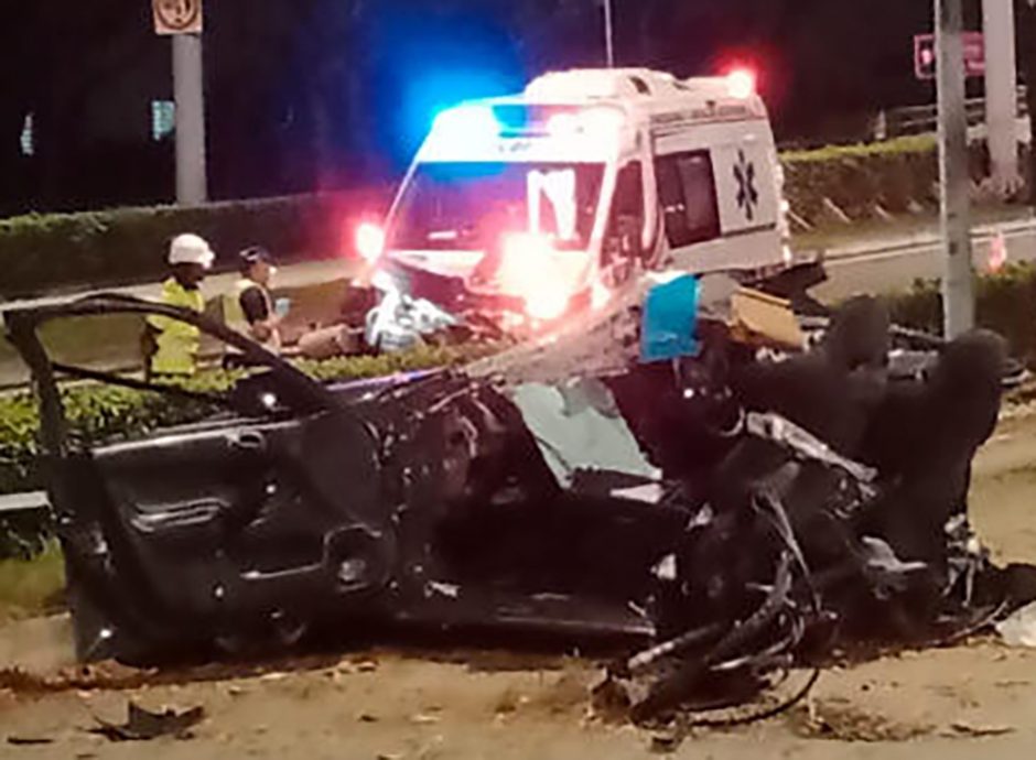 **已签发**柔:狮城二三事:车撞树断两截,酿1死2伤