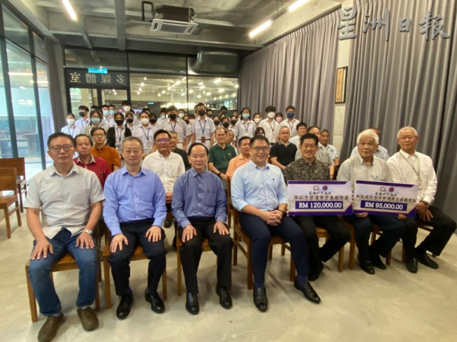 **已签发**柔:第三版头条:峇华中及新文龙中华中学,获柔政府拨21万5000清寒助学金