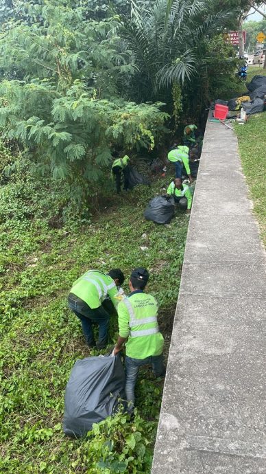 **已签发**柔:第三版头条:承包商员工海边乱丢垃圾,新山市政厅警告立即清理