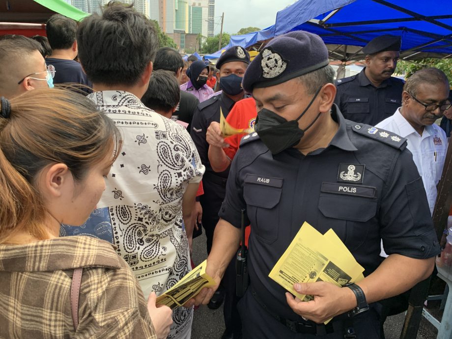 **已签发**柔：第三版头条：JBS警区主任率队，警方夜市宣导罪案防范