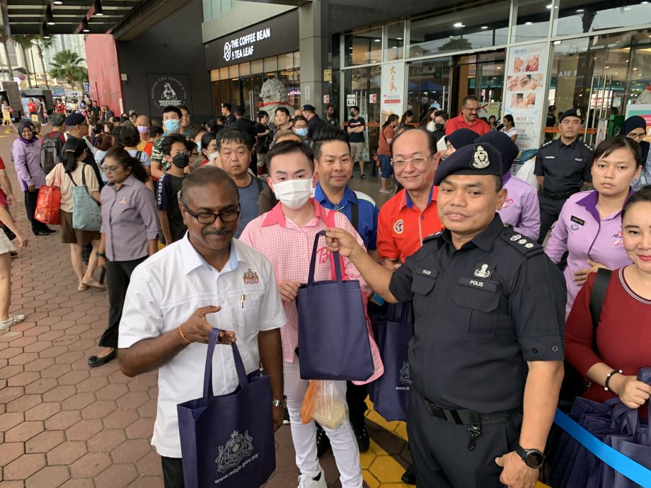 **已签发**柔：第三版头条：JBS警区主任率队，警方夜市宣导罪案防范
