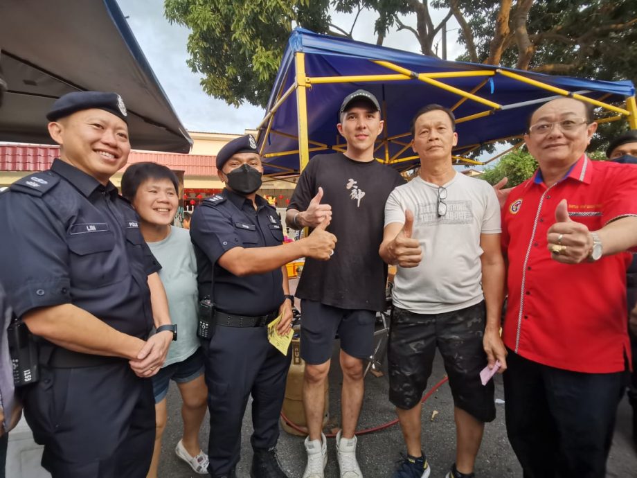 **已签发**柔：第三版头条：JBS警区主任率队，警方夜市宣导罪案防范
