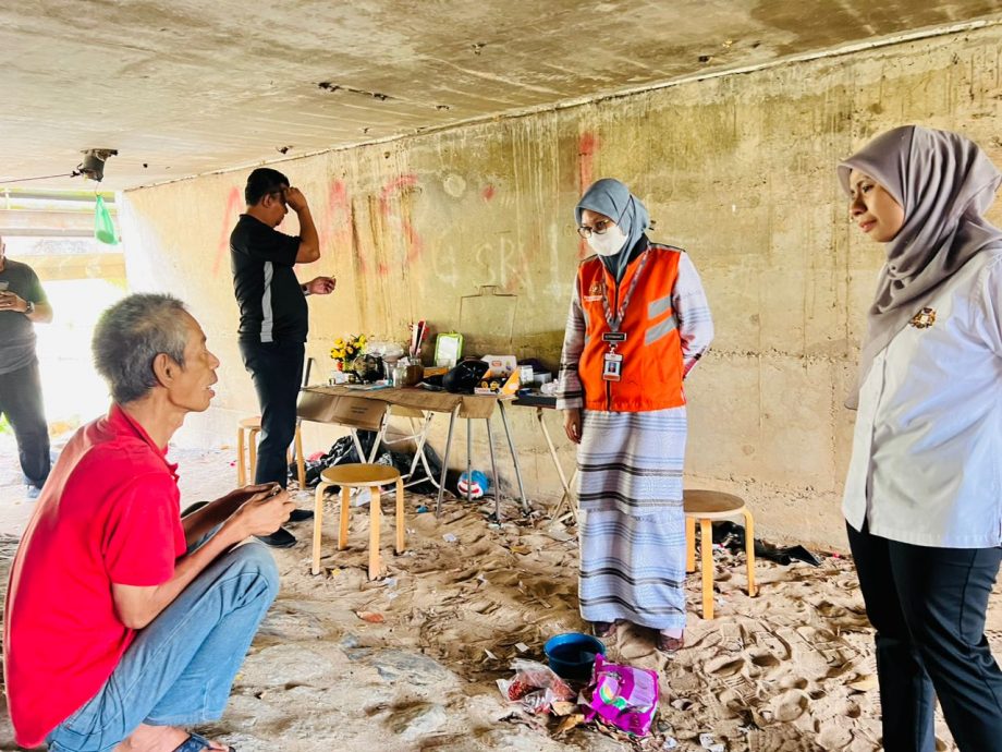 **已签发**柔：第二版头条：“别有洞天”！流浪汉住桥底3年，设备一应俱全 