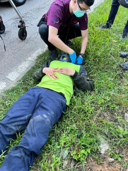 **已签发**柔：第二版头条：野象过马路引发连环撞，摩托骑士满脸鲜血