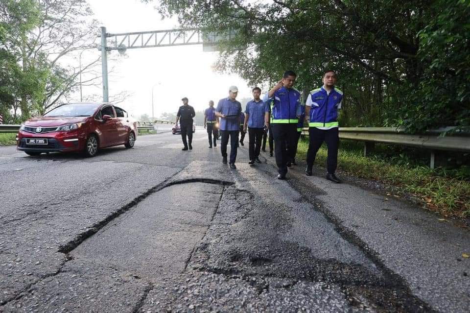**已签发**柔:翁哈菲兹视察士姑来金山园道路,重铺工程将分阶段进行至10月