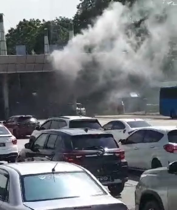 **已签发**柔:轿车柏伶大道收费站失火,车毁幸无人伤亡