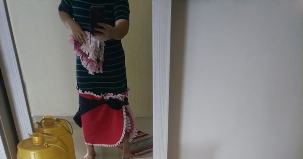 **已签发(先供网)**柔:裙长不够被拒警局外,华女急智中用坐垫遮腿求过关