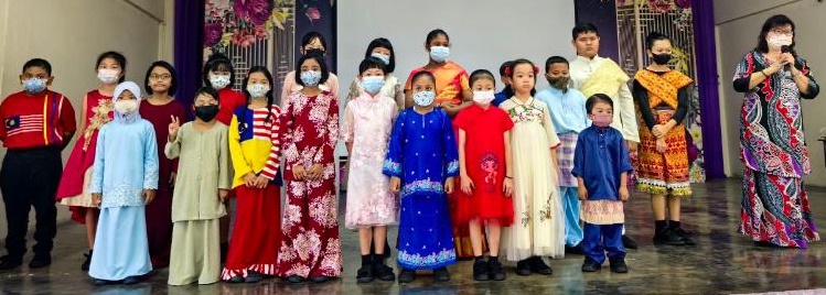 师生穿各族传统服装 端洛百利华小国庆月推介礼