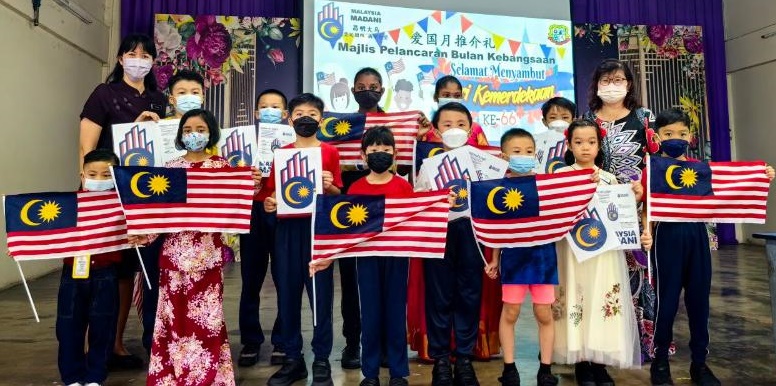 师生穿各族传统服装 端洛百利华小国庆月推介礼