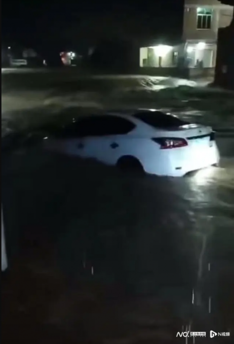 广东梅州遇暴雨 一汽车被冲入河3姐弟身亡