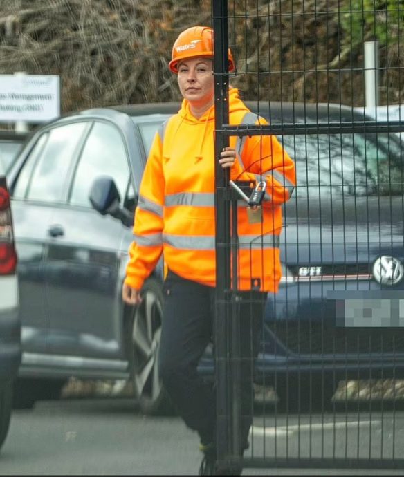 引诱学生被判监6年 女教师工地当保安引关注