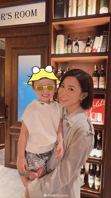 张馨月晒全家福旅马照 佘诗曼抱林峰女儿出镜
