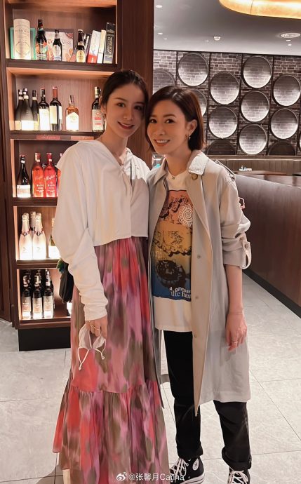 张馨月晒全家福旅马照 佘诗曼抱林峰女儿出镜