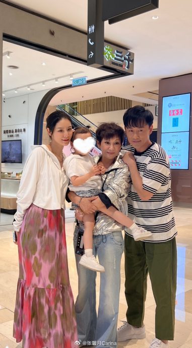 张馨月晒全家福旅马照 佘诗曼抱林峰女儿出镜