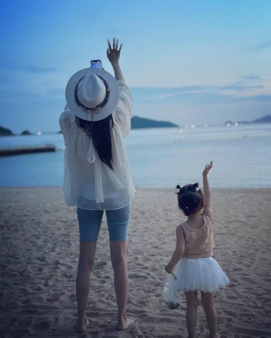 张馨月来马探班 林峰乐抱女儿同步喝水