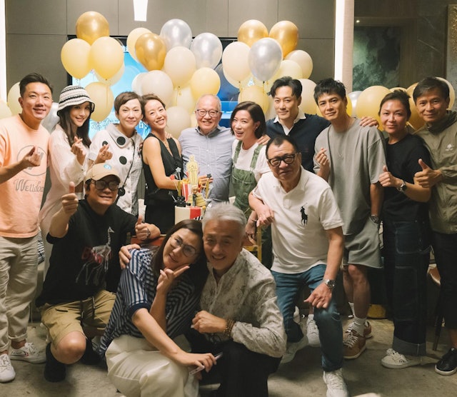 张馨月来马探班 林峰乐抱女儿同步喝水